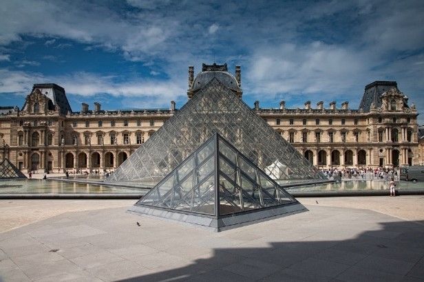 Vue de la Pyramide du Louvre