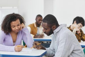 Étudiants passant un examen écrit de français dans une salle de classe